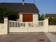 PORTAIL ALUMINIUM AVEC SYSTEME DE COMPENSATEUR DE PENTE EN POSITION FERMEE