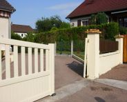 PORTAIL ALUMINIUM AVEC SYSTEME COMPENSATEUR DE PENTE EN POSITION OUVERTE
