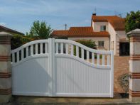 PORTAIL ALUMINIUM COULISSANT ASPECT 2 VANTAUX, CHAPEAU DE GENDARME, PLEIN AUX 2/3 MOD HOLLYWOOD - Fabriquant : Préfal