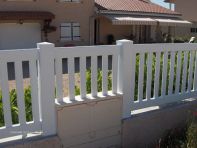 CLOTURE PVC BLANC A BARREAUDAGE