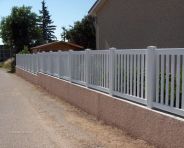 CLOTURE PVC BLANC A BARREAUDAGE ET EN ESCALIER