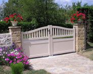 PORTAIL ALUMINIUM AVEC SYSTEME COMPENSATEUR DE PENTE EN POSITION OUVERTE