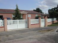 PORTAIL PVC BLANC COULISSANT AVEC FRISES VERTICALES EN SOUBASSEMENT. BARREAUDAGE EN PARTIE HAUTE.